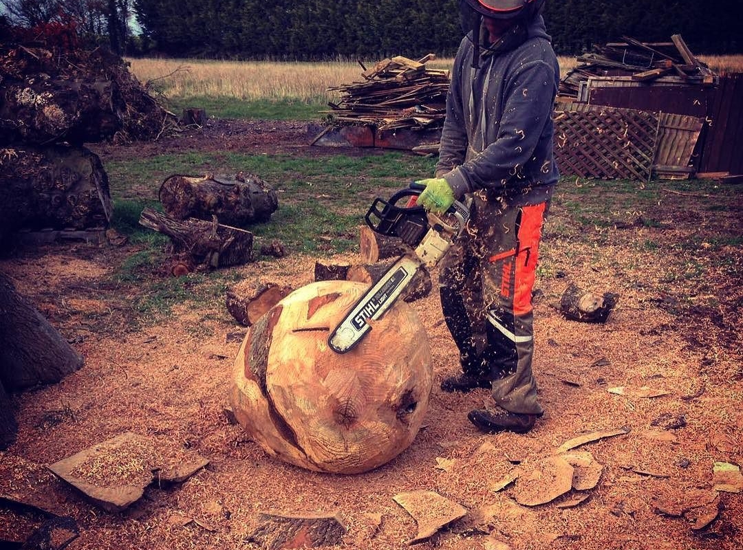 Carving out a sphere sculpture in English Ash #chainsaw #blaiseintrees #stihl #chainsawcarving